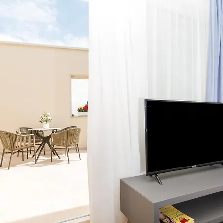 בית הארחה Garden Palace אומאג